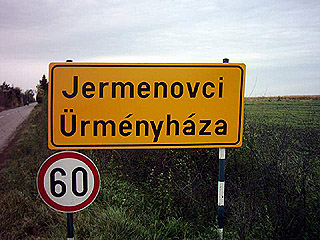 Vägskylt vid byn Jermenovci / Ürményháza i Vojvodina