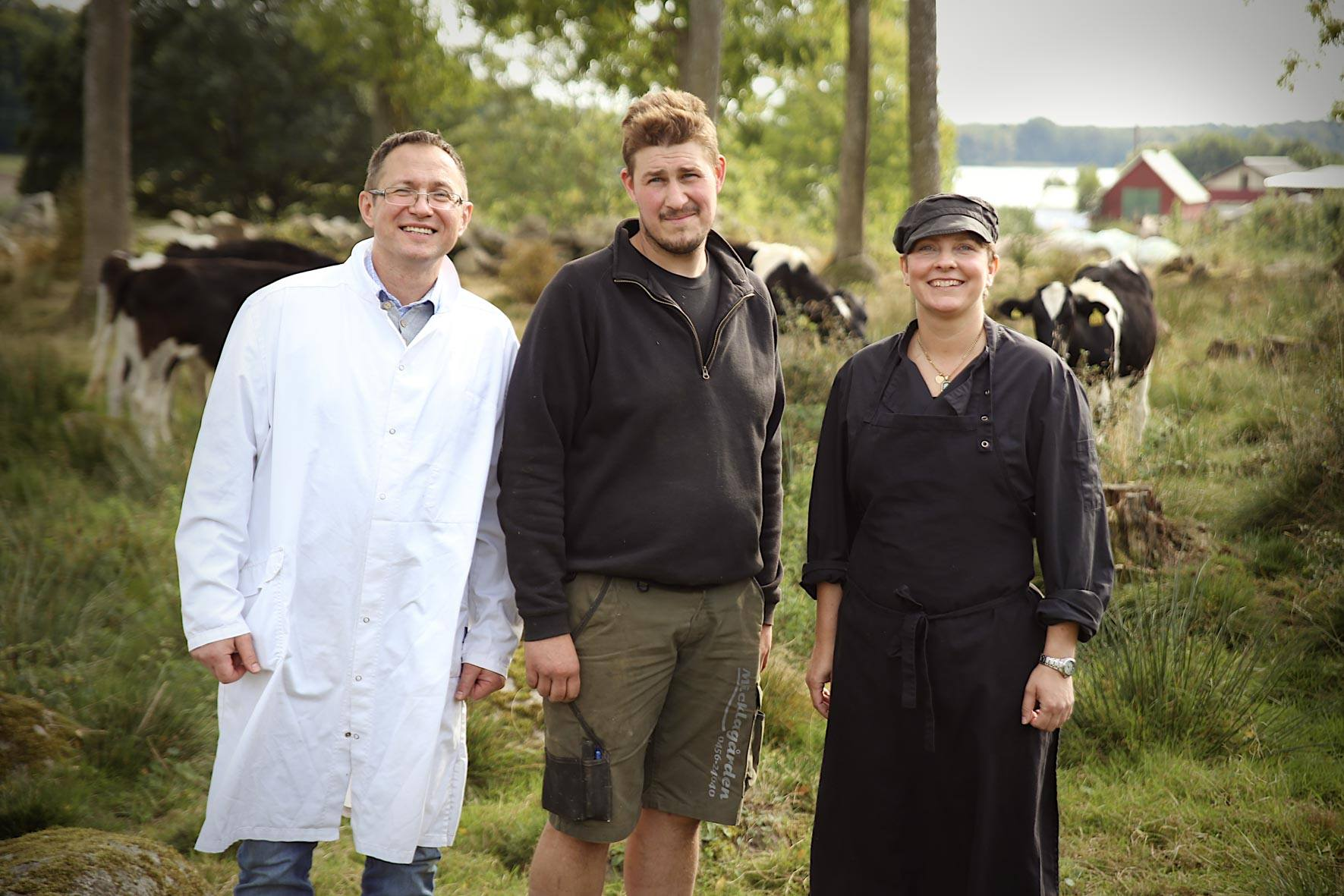Nötbonden Martin tillsammans med andra generationen Anna-Maria och Bruno framför sina kor