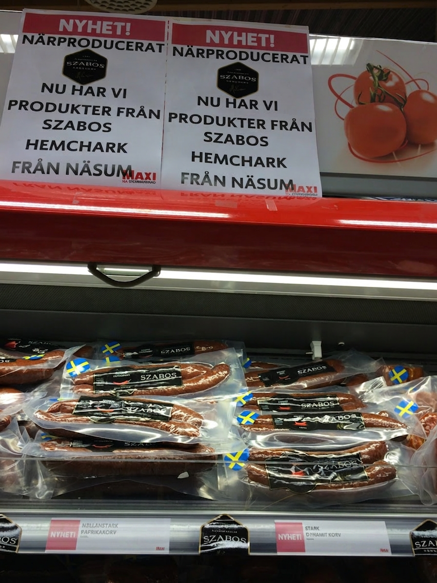 Szabos paprikakorv och dynamitkorv på hyllan i ICA Maxi — närproducerat från Näsum