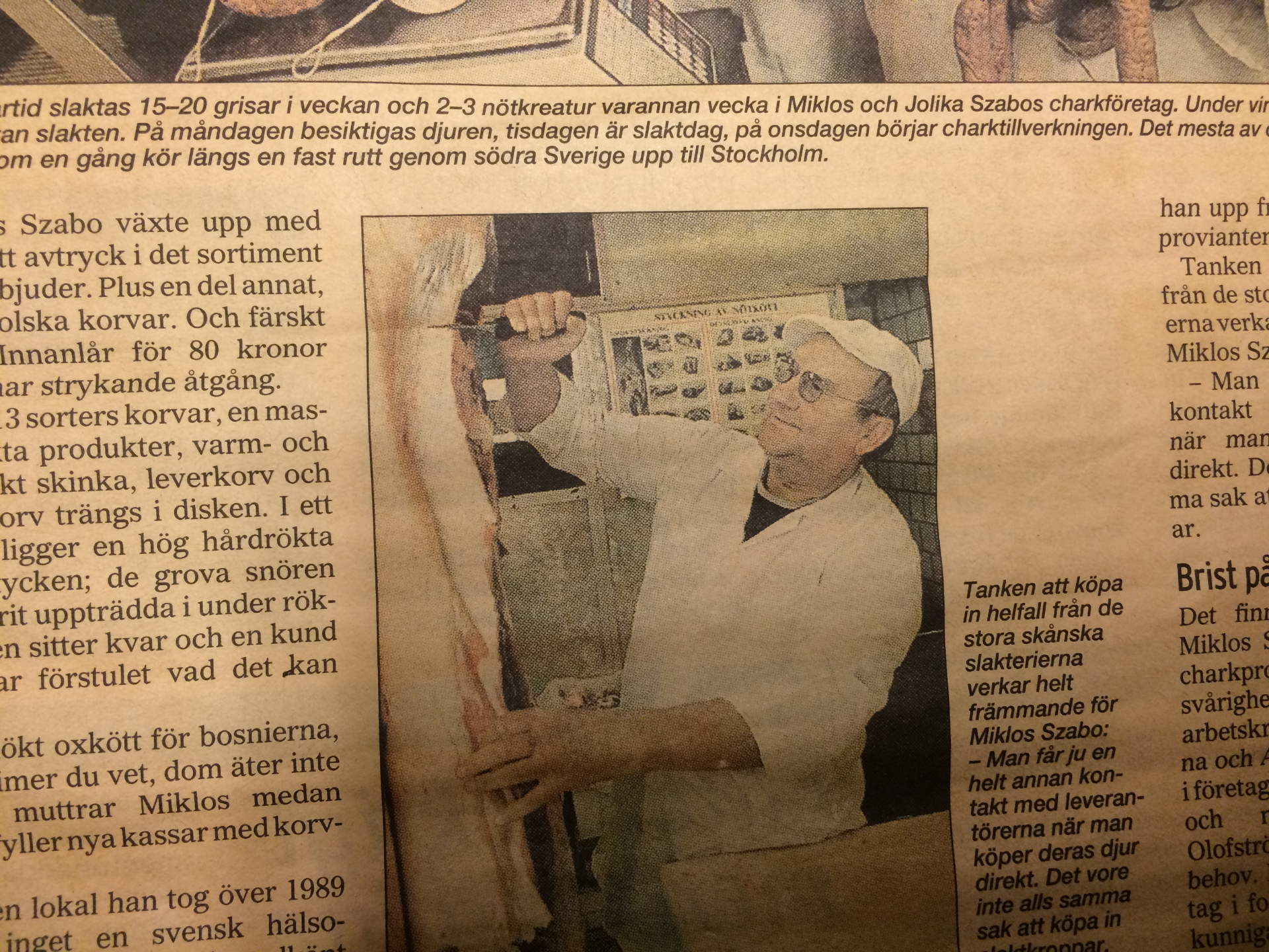 Miklós på 90-talet — slaktar, styckar och gör korv själv
