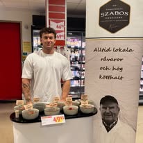 Philip Szabo vid Szabos stand — tredje generationen