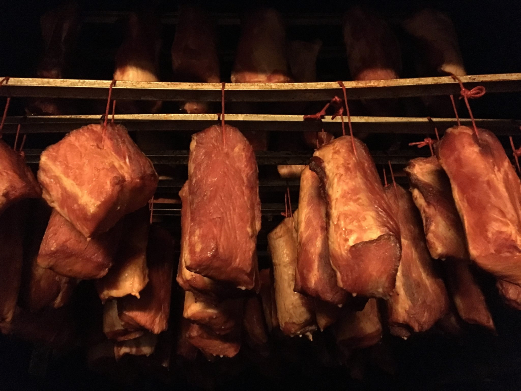 Traditionell rökning över ved